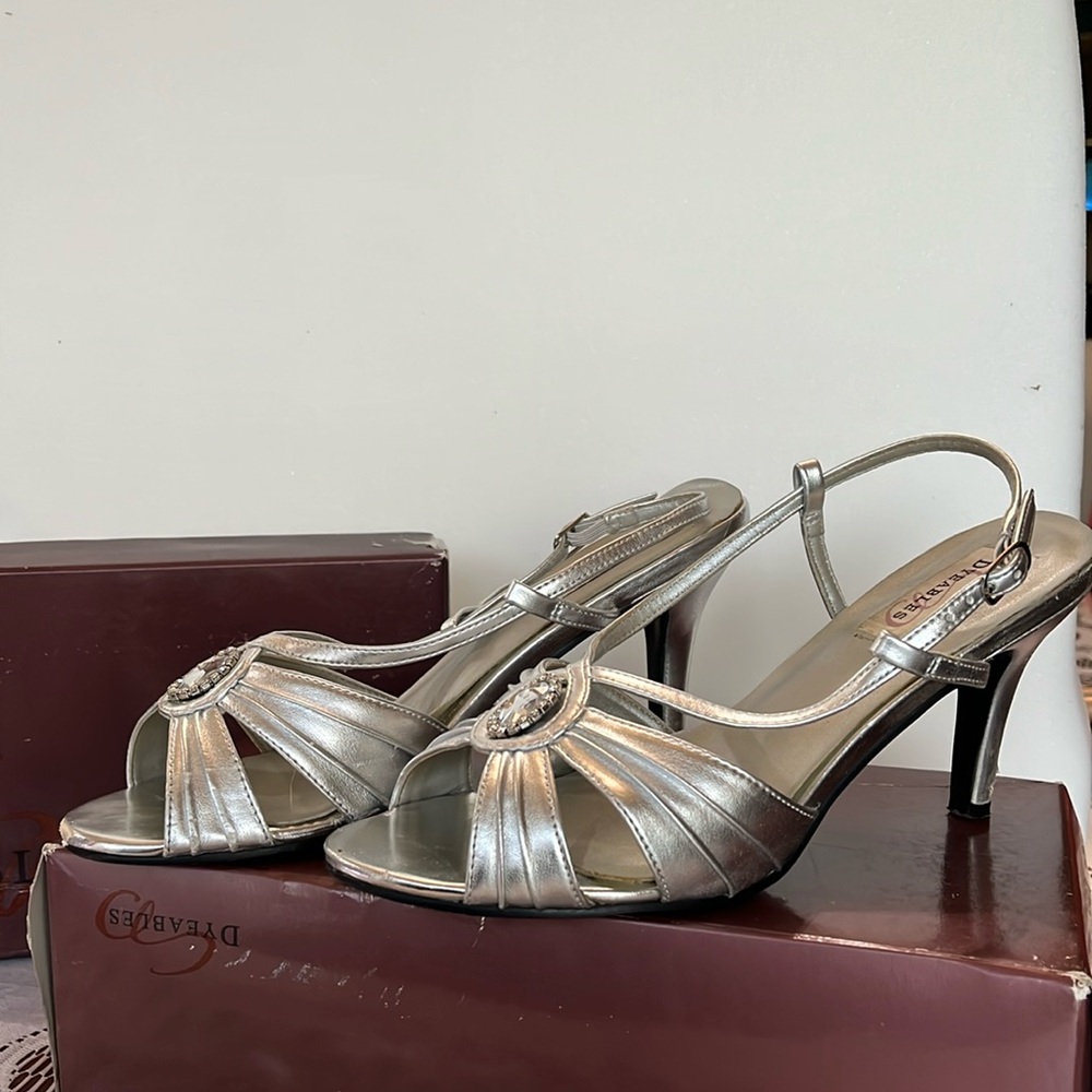 Dyeables metallic silver heels with rhinestone